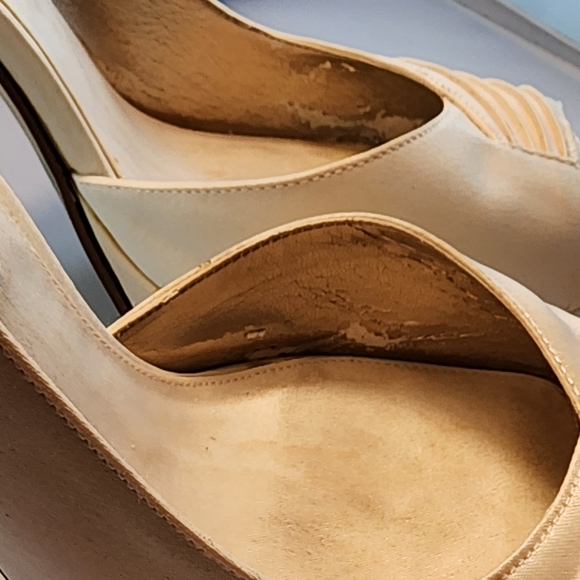 New Nina Ivory Platform Ruffle and Beaded Embellished Pump Size 9M - Picture 9 of 10